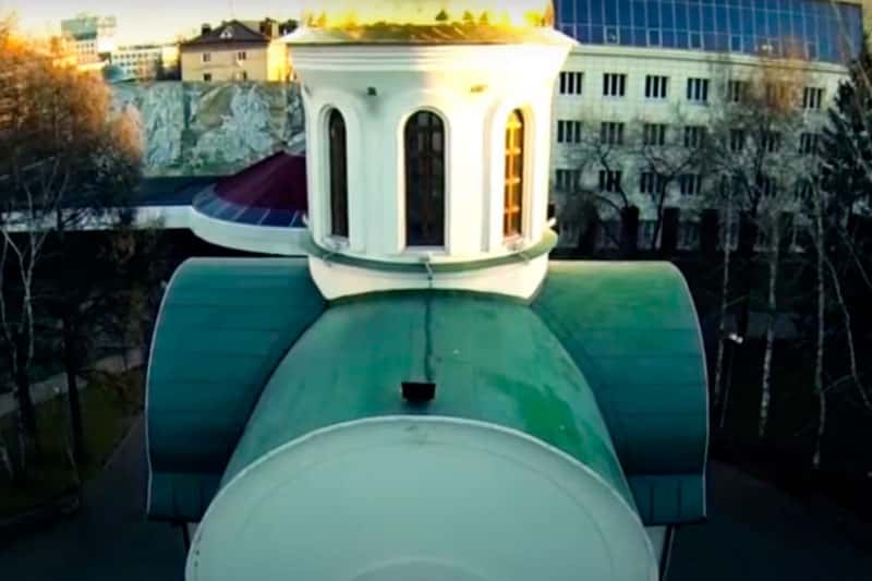 Прохожий в Тюмени забросал православный храм коктейлями Молотова