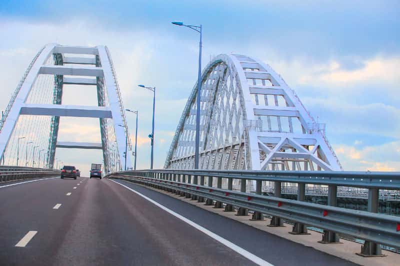 Движение по Крымскому мосту временно остановлено! Что произошло? 