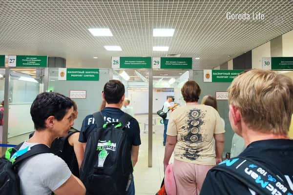 Золото и камни на 12,5 млн рублей: вьетнамка спрятала внутри себя трое дорогих часов и попыталась ввезти их в Россию