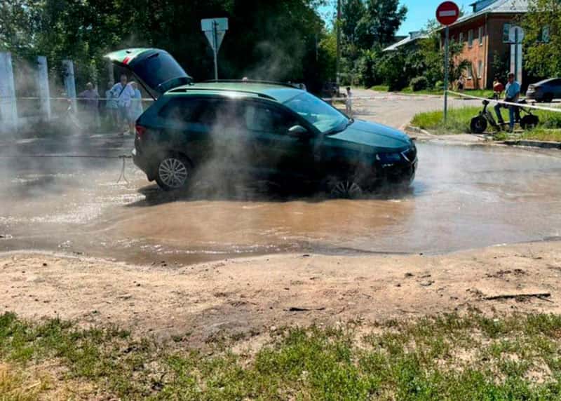 В Твери спасатели получили ожоги, помогая вытащить легковушку из ямы с кипятком