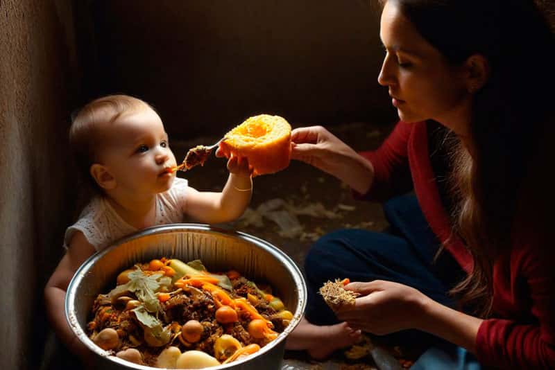 В Омске полиция занялась цыганкой, которая кормила дочь отходами