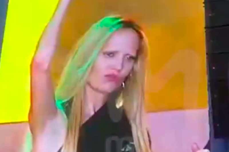 Глюкоза была странной на концерте в Красноярске и чуть не сорвала выступление