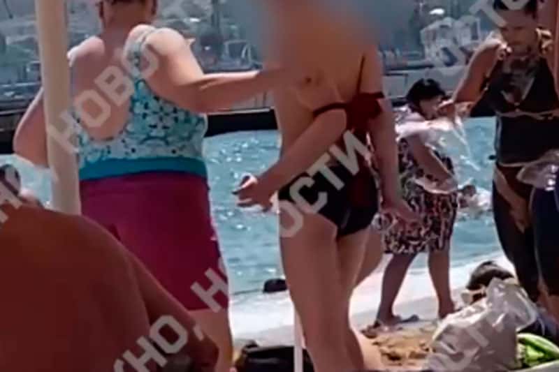 В Феодосии мать привела на пляж сына со связанными за спиной руками