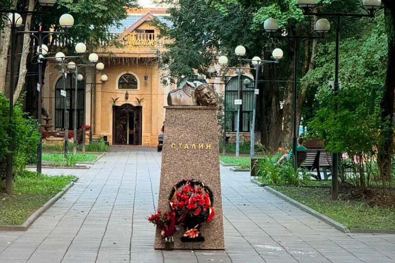 Голову Сталина снесли кувалдой с бюста в Подмосковье