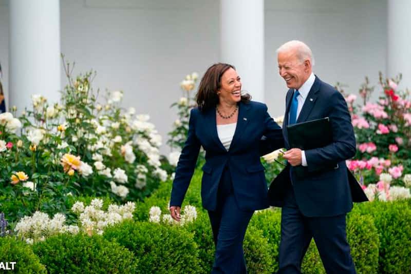 Байден выходит из президентской гонки США. Он поддержал кандидатуру вице-президента Камалы Харрис 