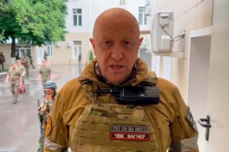 Вандалы оставили на могиле Пригожина плакат с надписью «Петух» и фаллоимитатор