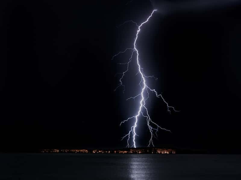 Посетитель подмосковного парка «Патриот» погиб от удара молнии, трое пострадали