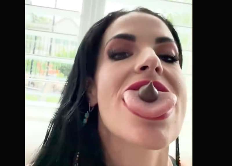 Американка с языком шириной почти 8 сантиметров попала в Книгу рекордов Гиннесса