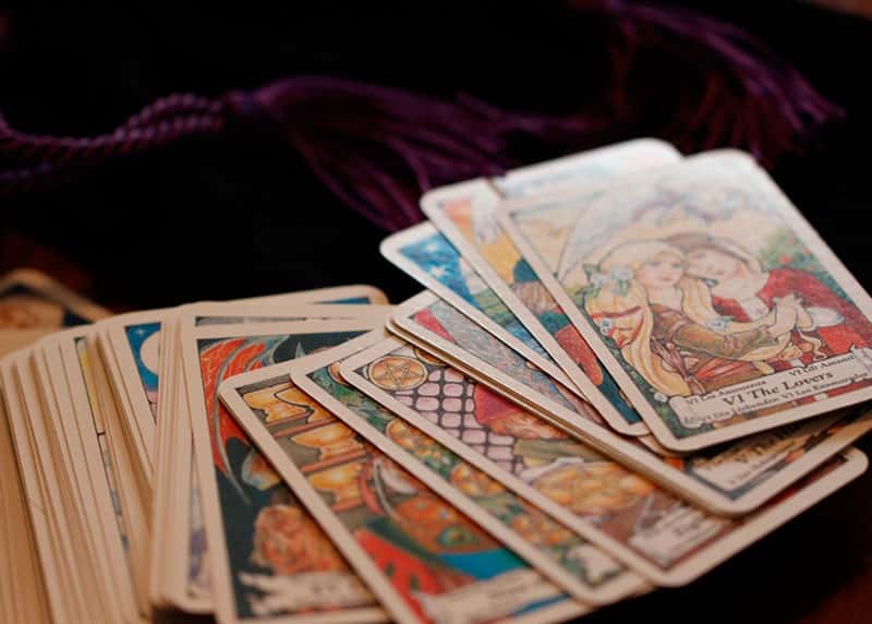 Экономист объяснил, почему российские бизнесмены доверяют гаданию на таро