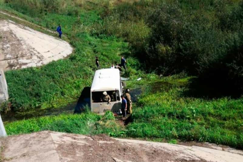 Автобус с пассажирами рухнул в кювет под Новосибирском