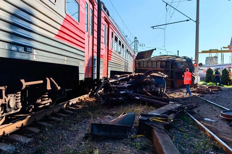 Электропоезд врезался в грузовик в депо в Санкт-Петербурге