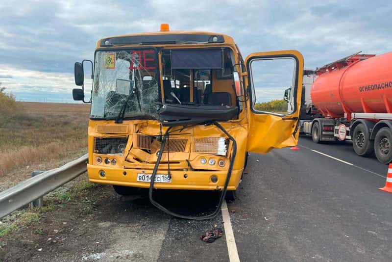 Автобус с 15 детьми и их тренером влетел в КамАЗ в Оренбуржье