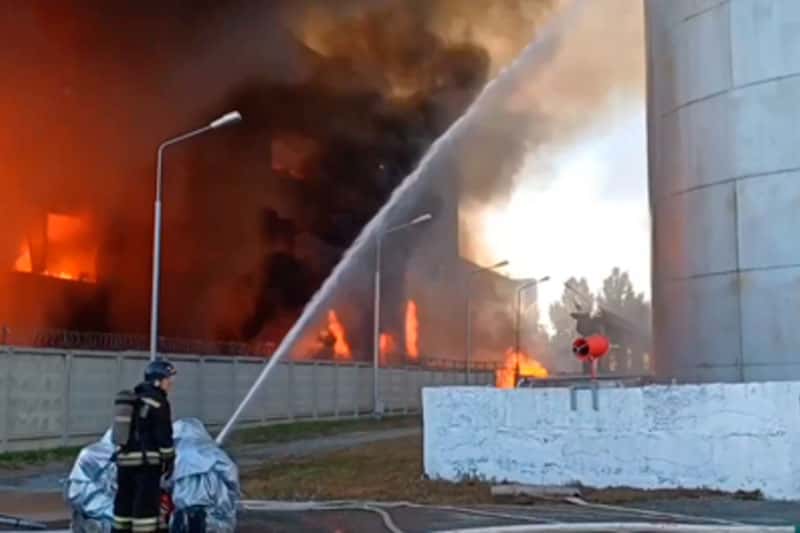 Здание крупнейшей сибирской мебельной фабрики сгорело в Барнауле