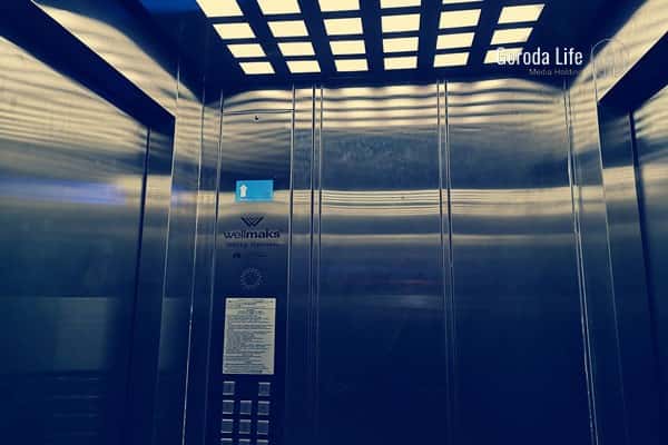 Одна беременная, другая — после инфаркта: в лифте поликлиники Москвы застряли 11 человек