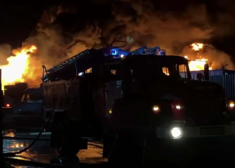 Горит нефтебаза: в Пермском крае произошел крупный пожар