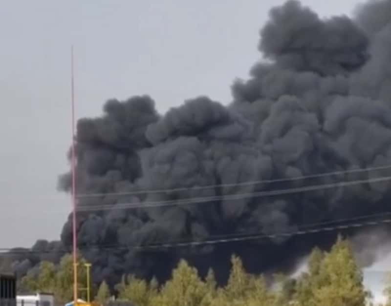 Мощный пожар под Воронежем: на двух тысячах квадратных метров горит склад с пропиленом