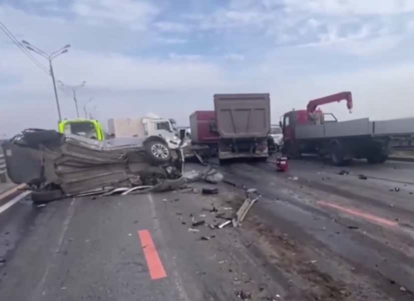Массовая авария в Подмосковье: самосвал врезался в десять автомобилей — три человека погибли. Видео