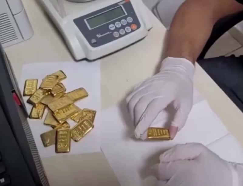 Уроженки Узбекистана пытались провезти более 9 килограммов золота в гениталиях