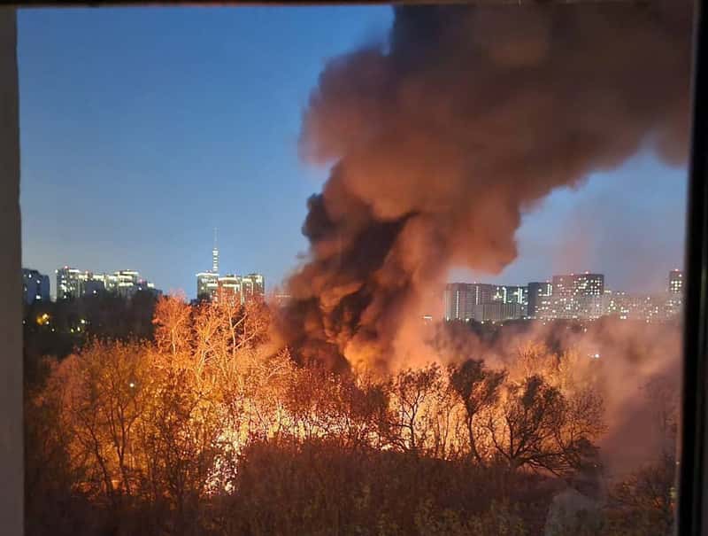 Мощный пожар в Москве: горят ангар и стоянка