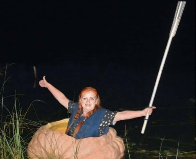 Тыква превратилась в лодку: россиянка вырастила огромный овощ, села в него и поплыла по реке