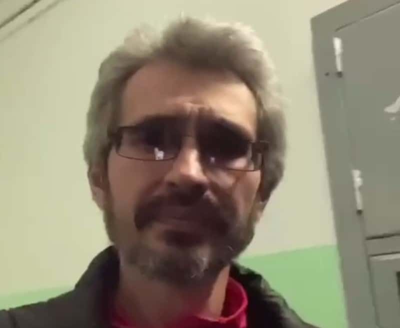 «Гав! Гав!»: мужчина-квадробер из Красноярска целый год преподавал физику старшим классам