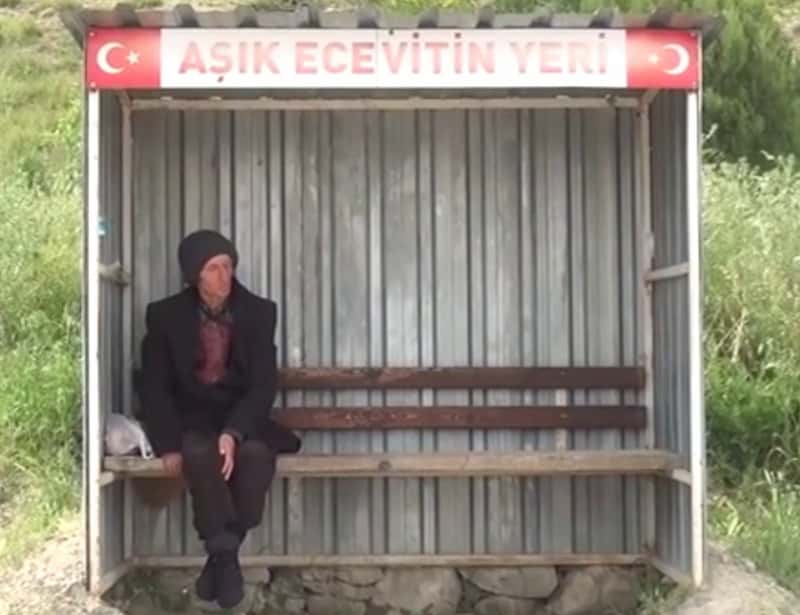 «Человек-Хатико»: турок 24 года ждал возлюбленную на остановке — ему подарили хижину