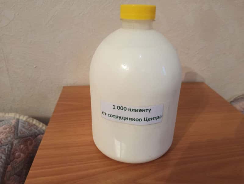 Подарок для трезвости: заммэра Ачинска наградил 1000-го посетителя вытрезвителя пятью литрами кефира
