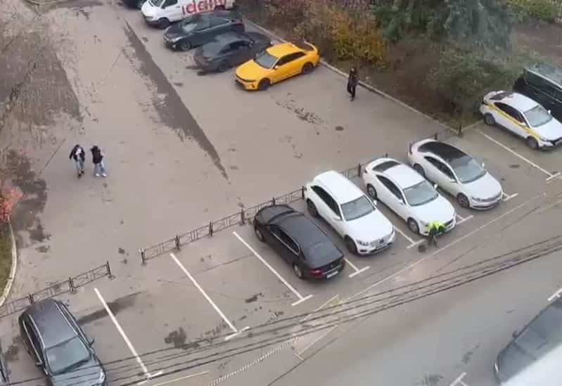 Администрация ТЦ «Гусь» самовольно захватывает парковочные места возле жилого дома в поселке Мосрентген