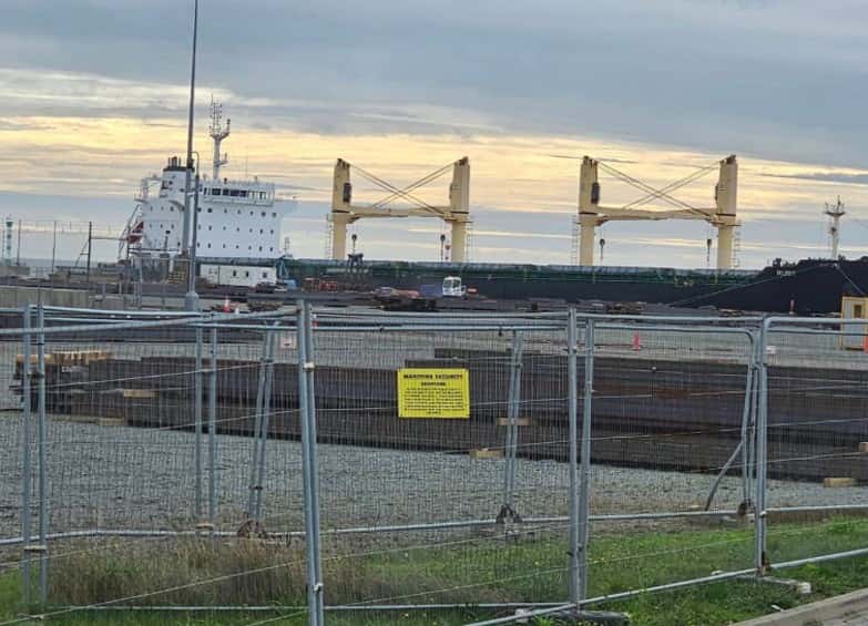 Идущее из России поврежденное судно с нитратом аммония остановилось в Великобритании