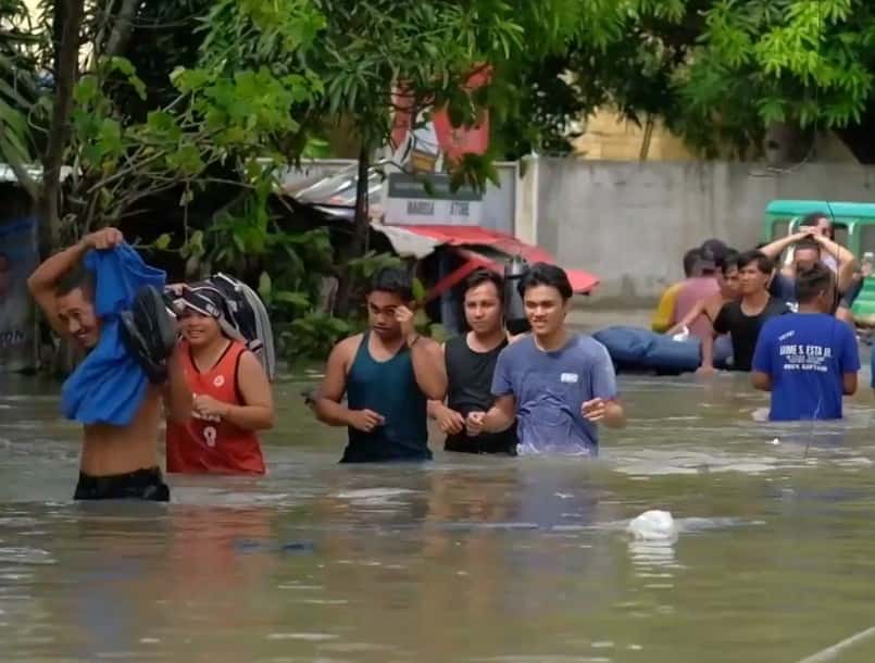 Десятки жертв: Вьетнам и Филиппины под ударом шторма "Кристина". Видео