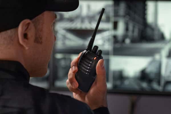 Охранникам российских школ выдадут дубинки, наручники, бронежилеты и каски