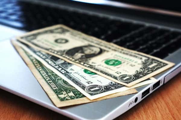 Курс доллара превысил 100 рублей