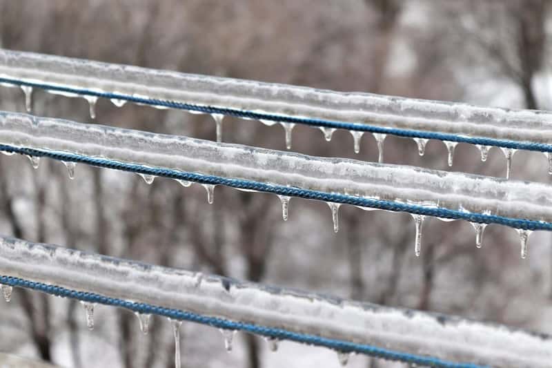 В Москве двое мужчин провалились под лед на глазах у прохожих, один погиб
