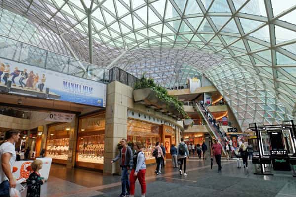 В Санкт-Петербурге женщина оставила новорожденного в торговом центре