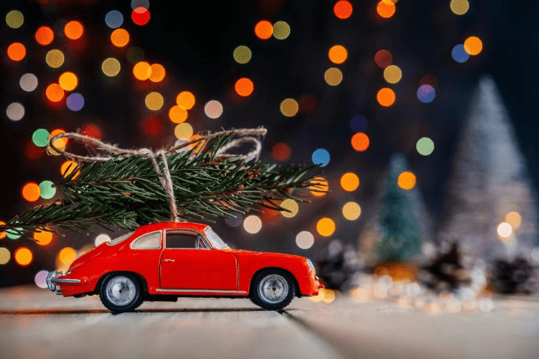 Российских водителей стали чаще штрафовать за новогоднее украшение машин