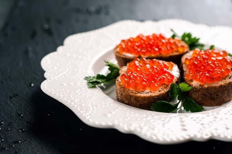 Почти 30% россиян заявили, что не будут покупать икру к новогоднему столу