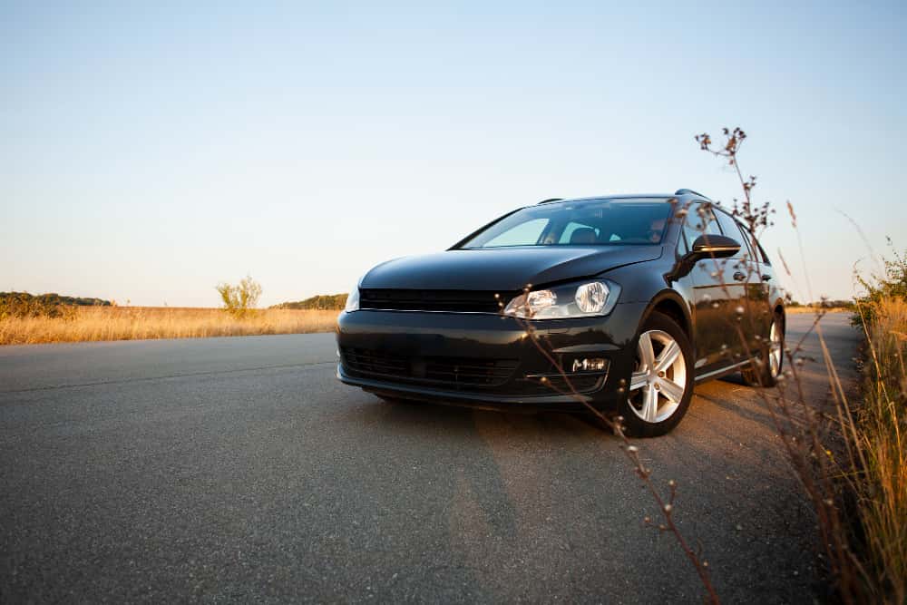 Продажи легковых автомобилей за год выросли в России почти на 50%