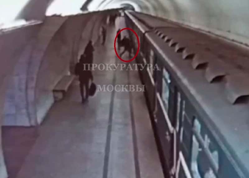 Агрессивный пассажир разбил окно электропоезда в московском метро