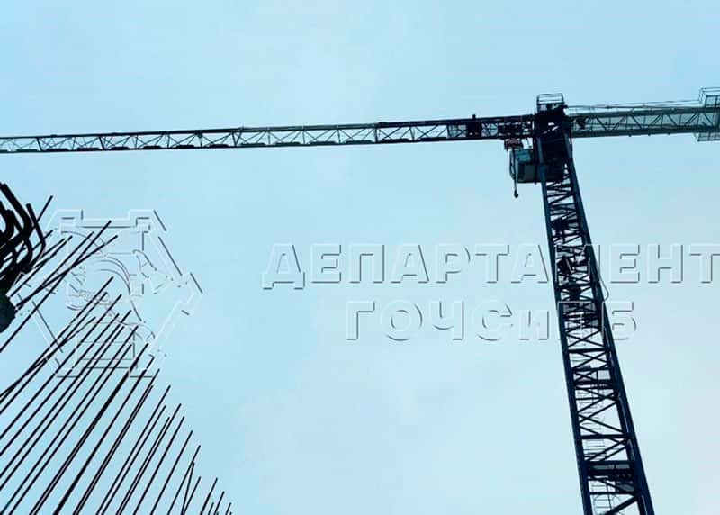 «Он просто потерял сознание на высоте 30 метров» - Трагедия на стройке: оператор крана скончался на работе