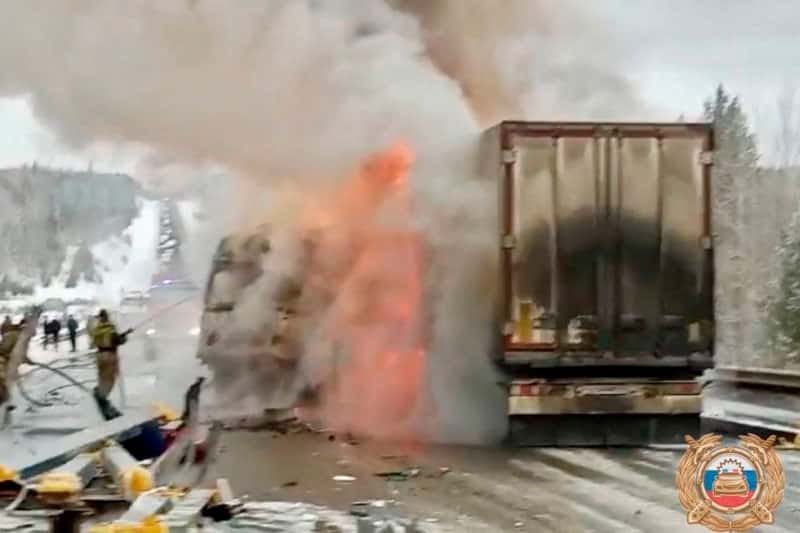 В ГАИ рассказали подробности ДТП с тремя фурами под Иркутском. Видео