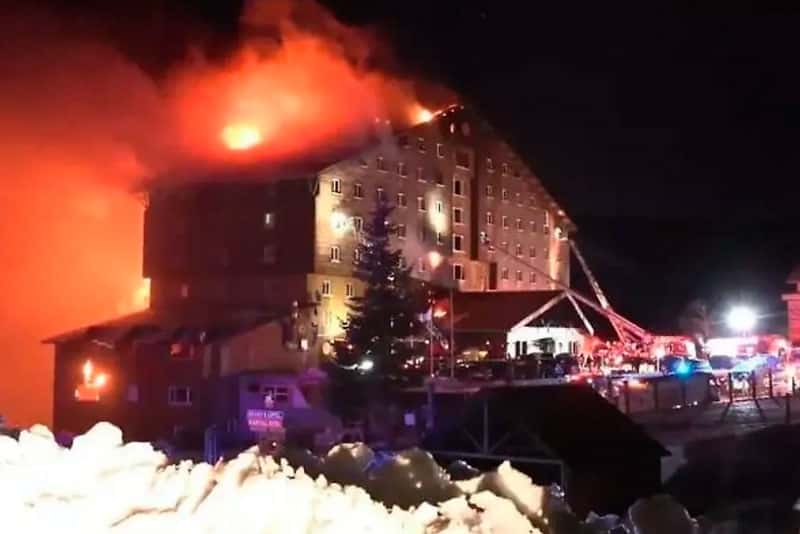 66 погибших. Пожар охватил 12-этажный отель на горнолыжном курорте в Турции