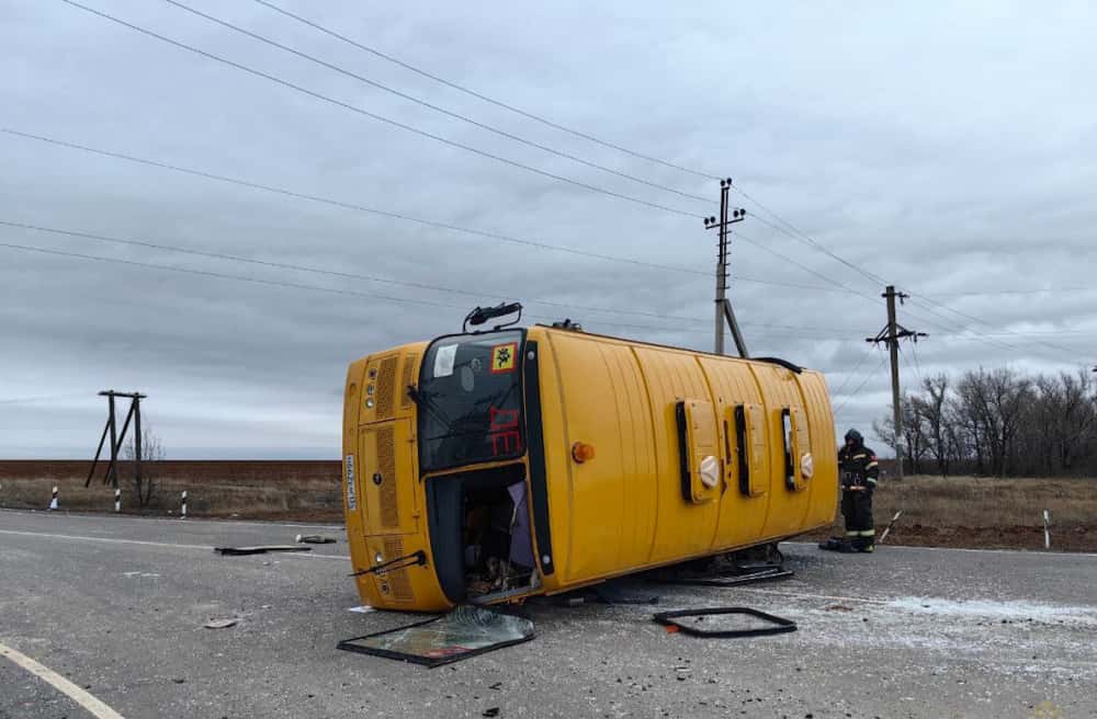 Школьный автобус с детьми перевернулся под Волгоградом