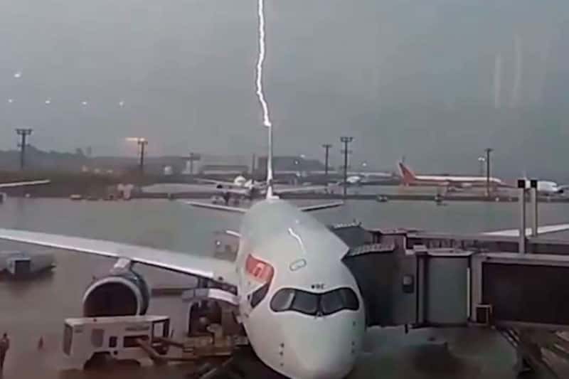 В бразильском аэропорту молния ударила в хвост самолёта