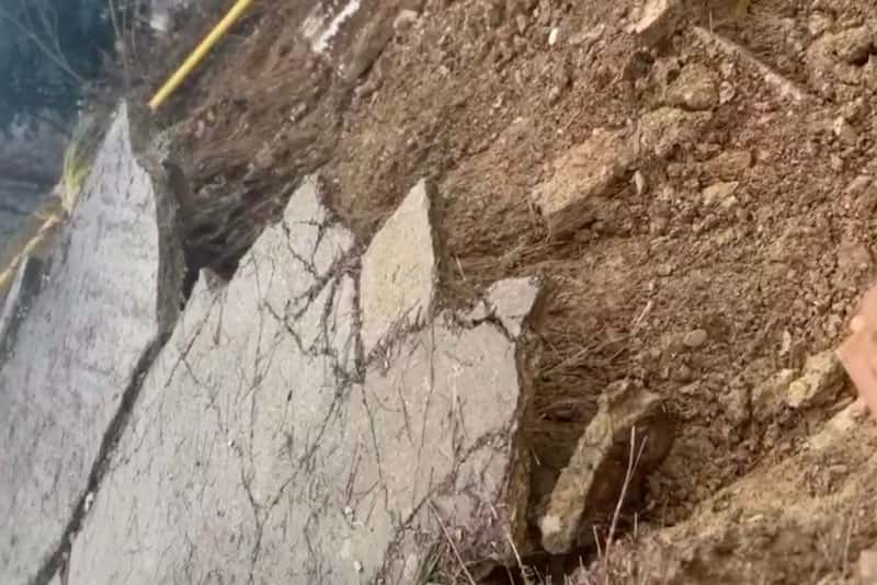 Брошенная на произвол судьбы: жители Сочи месяц ждут восстановления дороги после оползня!