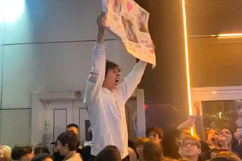 Бунт фанатов в Сочи: подростки штурмуют клуб из-за отмены концерта Ивана Золо