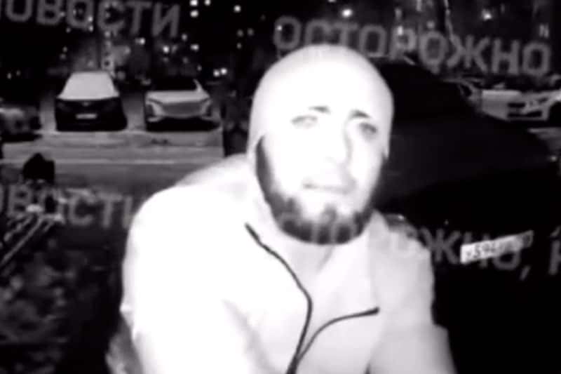 "Стал выламывать дверь". В Казани мужчина преследовал двух девушек до подъезда