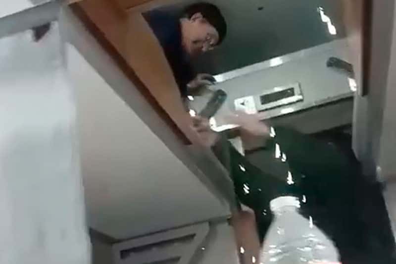 Мужчина с мачете напал на пассажиров поезда, двоих госпитализировали