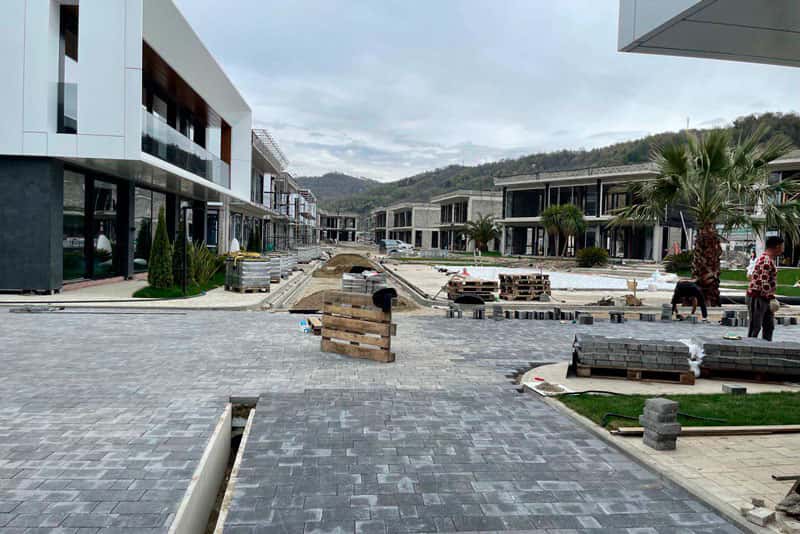 Коттеджный обман в Сочи: 'Мы вложили 14 миллионов, а домов больше нет!' — дольщики требуют справедливости!