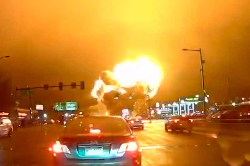 Пожары вспыхнули из-за крушения самолета в Филадельфии, в том числе в жилых домах. Видео