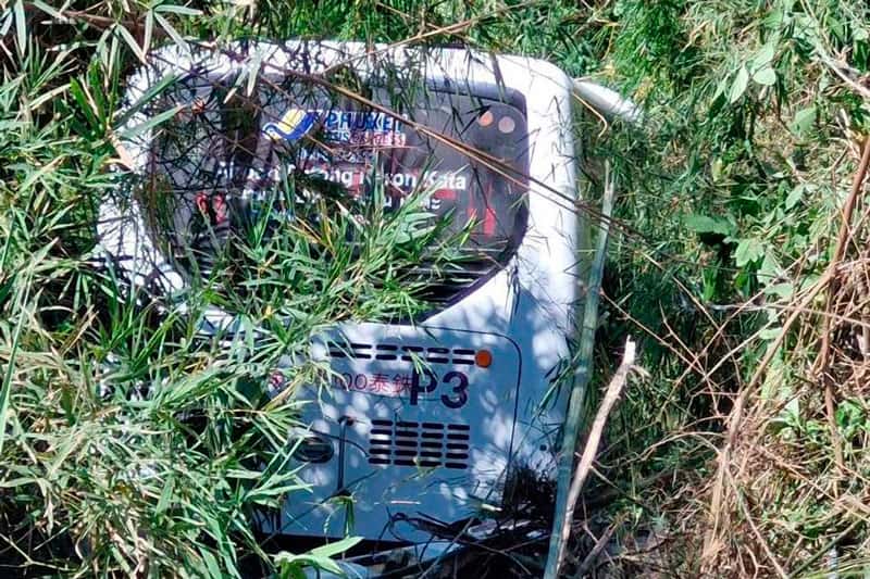 "Мы чуть не погибли!" Туристы спаслись чудом после падения автобуса с 15-метрового склона на Пхукете